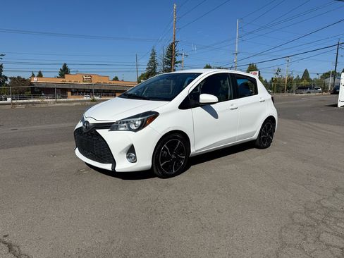 Used 2017 Toyota Yaris SE image 2