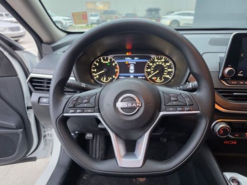 Used 2025 Nissan Altima 2.5 SV FWD image 8