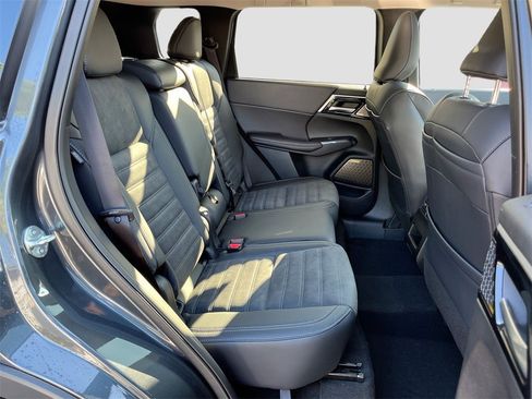 New 2025 Mitsubishi Outlander SE image 29