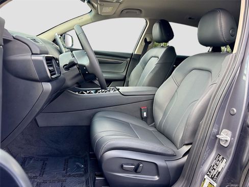 New 2025 VinFast VF 8 Eco image 21