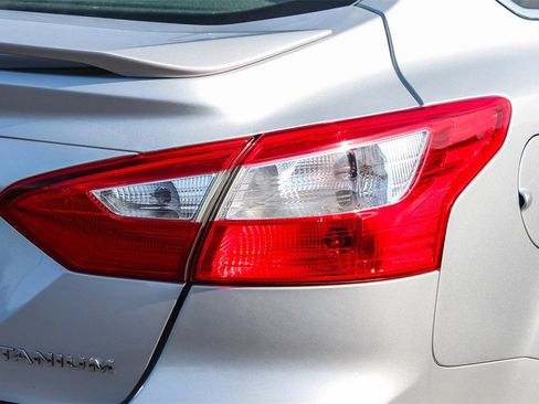 Used 2012 Ford Focus Titanium image 11