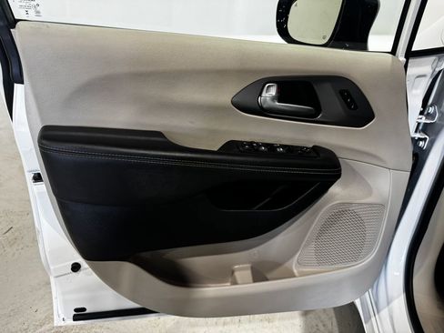Used 2024 Chrysler Pacifica Touring-L FWD image 17