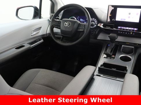 Certified 2025 Toyota Sienna LE image 30