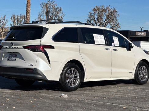 Used 2021 Toyota Sienna XLE image 4