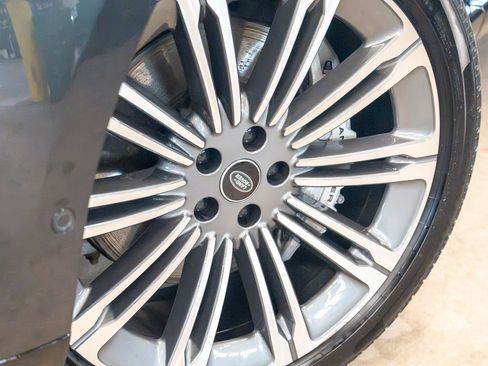 Certified 2025 Land Rover Range Rover SE AWD/4WD image 9