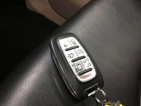 Used 2023 Chrysler Pacifica Touring-L FWD image 10