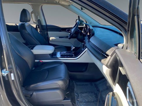 Used 2023 Kia Carnival EX image 15