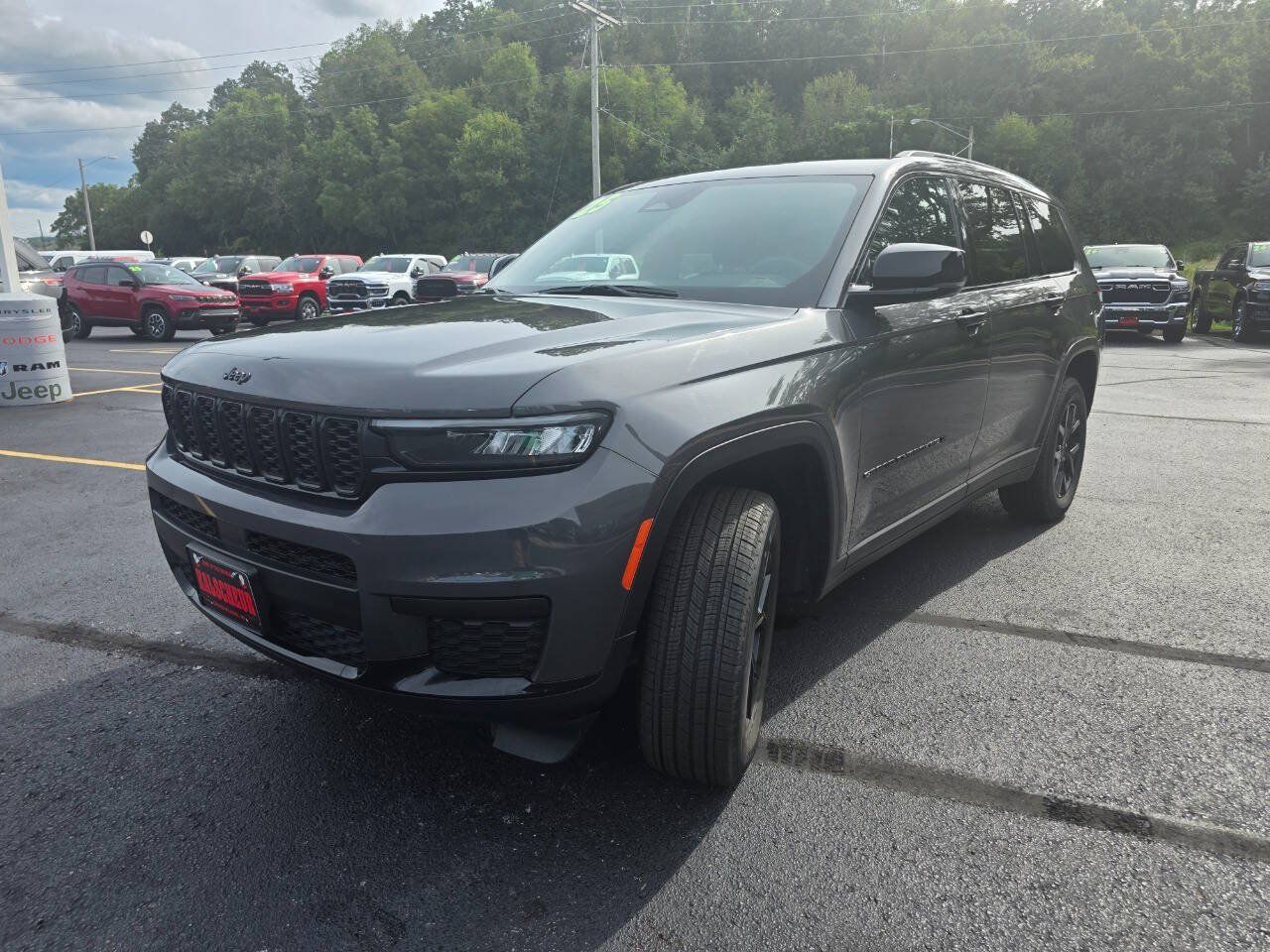 Used 2025 Jeep Grand Cherokee L Laredo AWD/4WD image 5