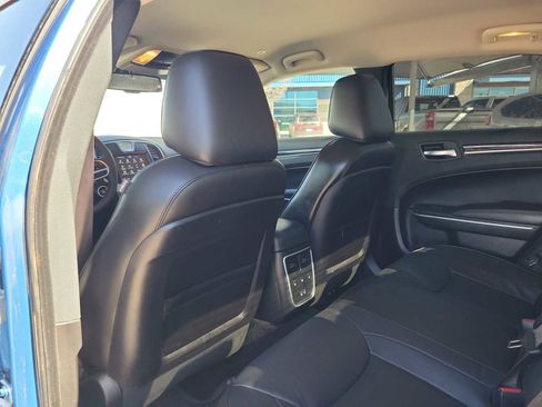 Used 2022 Chrysler 300 Touring L w/ Comfort Group image 7