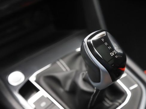 Used 2022 Volkswagen Tiguan SE image 28