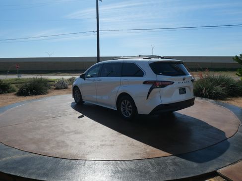 Used 2021 Toyota Sienna XLE image 4