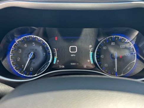 Used 2024 Chrysler Pacifica Touring-L FWD image 24