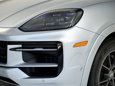 Certified 2025 Porsche Cayenne image 11
