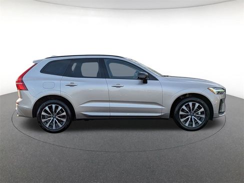 Used 2025 Volvo XC60 B5 Plus image 4