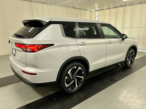 Used 2022 Mitsubishi Outlander ES image 2