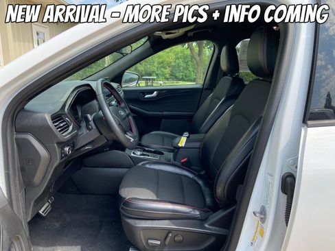 Used 2023 Ford Escape ST-Line Select AWD/4WD image 2