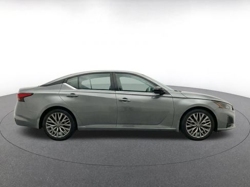 Used 2025 Nissan Altima 2.5 SV FWD image 10