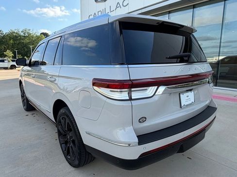 Used 2024 Lincoln Navigator Reserve AWD/4WD image 3