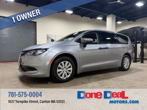 Used 2021 Chrysler Voyager L FWD image 1