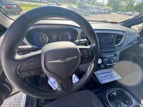 Used 2019 Chrysler Pacifica Touring Plus FWD image 15