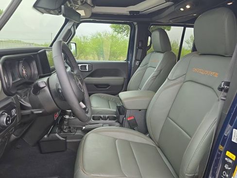 Used 2025 Jeep Gladiator Mojave AWD/4WD image 15