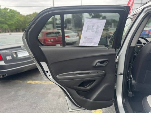 Used 2021 Chevrolet Trax LT FWD image 12