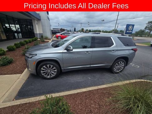 Used 2023 Chevrolet Traverse Premier FWD image 2