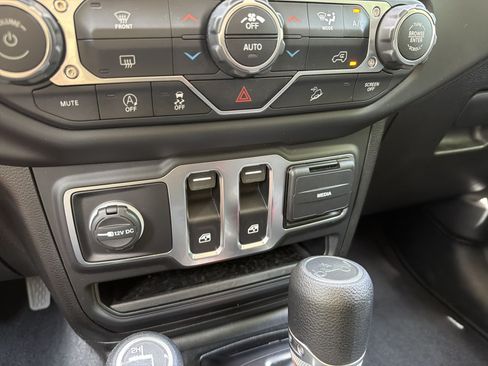 Used 2019 Jeep Wrangler Sport AWD/4WD image 29
