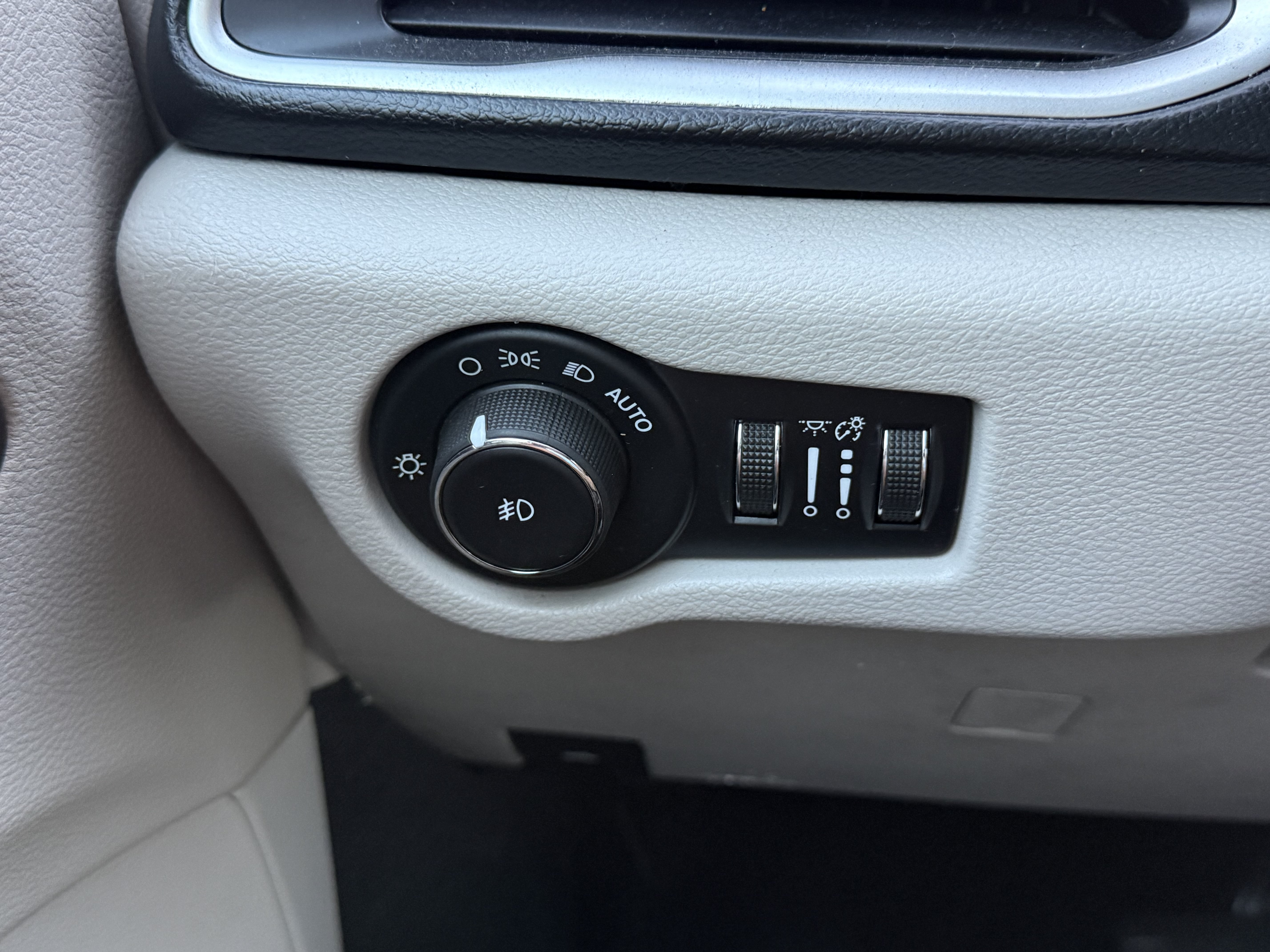 Used 2017 Chrysler Pacifica Touring-L FWD image 22