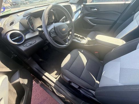Used 2025 Chevrolet Trax LS FWD image 7