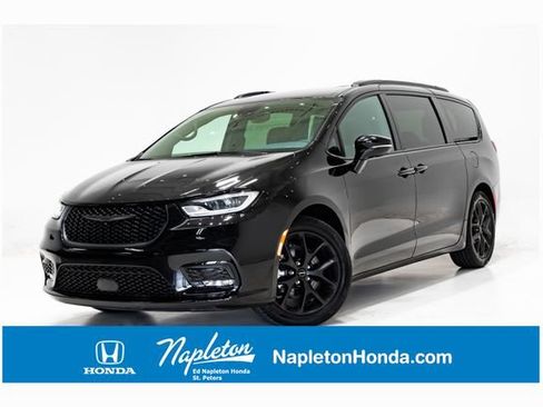 Used 2025 Chrysler Pacifica Limited FWD image 1