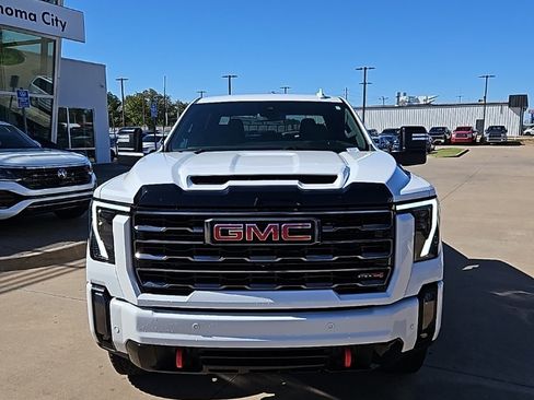 Used 2024 GMC Sierra 2500 AT4 image 2