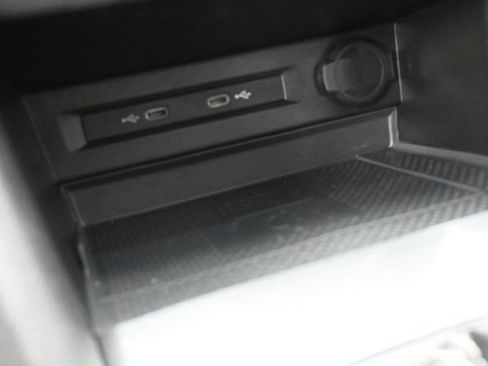 Used 2021 Volkswagen Tiguan SE FWD image 4