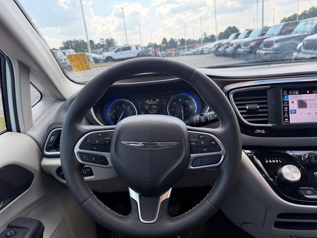 Used 2023 Chrysler Voyager LX FWD image 8
