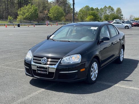 Used 2010 Volkswagen Jetta SE image 3