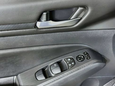 Used 2025 Nissan Altima 2.5 SV FWD image 17
