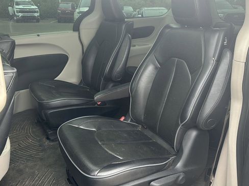 Used 2018 Chrysler Pacifica Limited FWD image 10