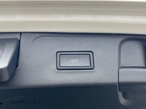 Used 2021 Volkswagen Atlas SEL Premium image 18