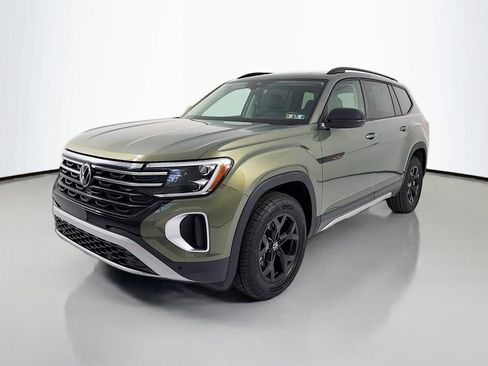 Used 2025 Volkswagen Atlas Peak Edition SE image 3