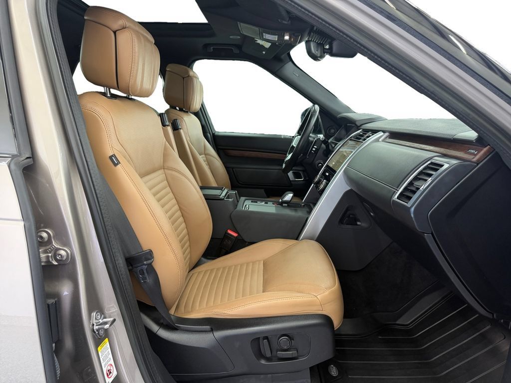 Used 2023 Land Rover Discovery HSE R-Dynamic AWD/4WD image 17