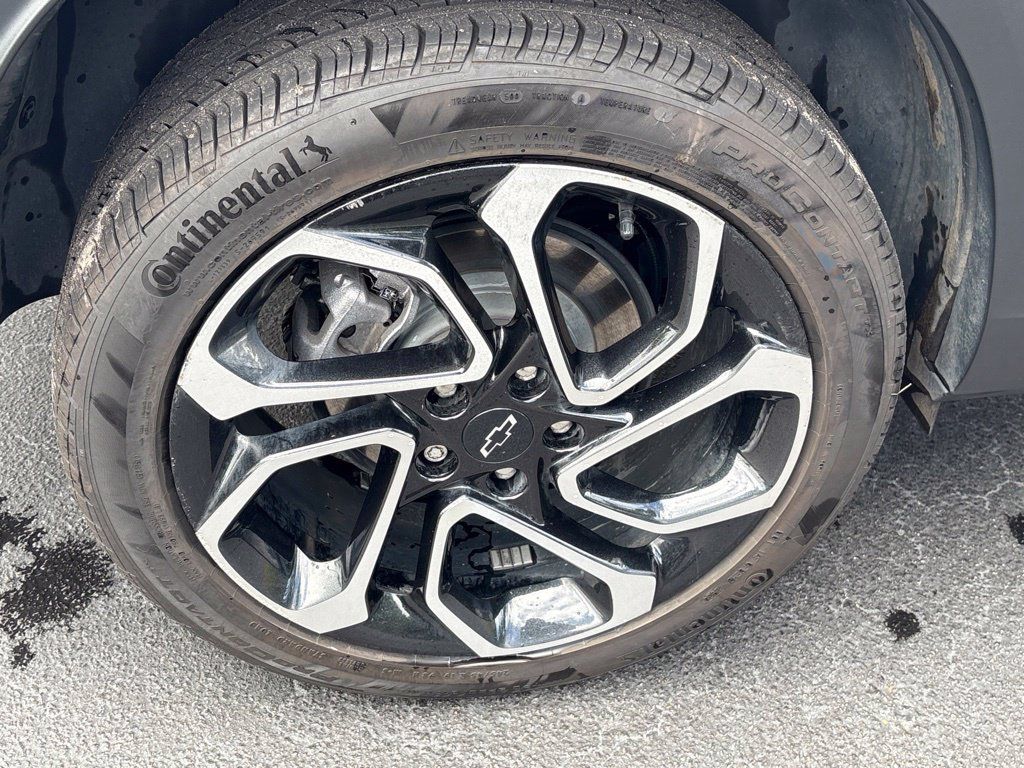 Used 2025 Chevrolet Trax RS FWD image 9