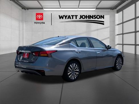 Used 2024 Nissan Altima 2.5 SV FWD image 8