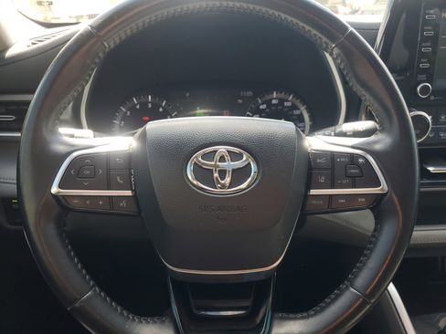 Used 2021 Toyota Highlander XLE image 23
