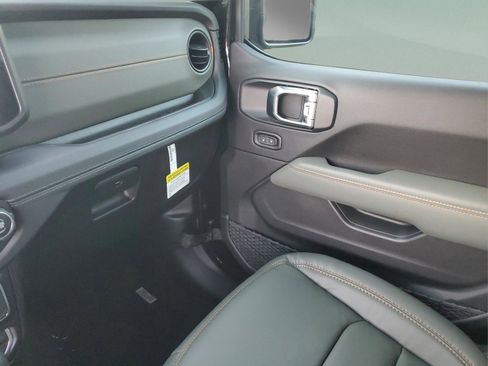 New 2025 Jeep Gladiator Mojave w/ Convenience Group image 23