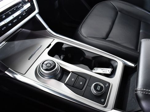 Used 2022 Ford Explorer XLT w/ Equipment Group 202A image 31