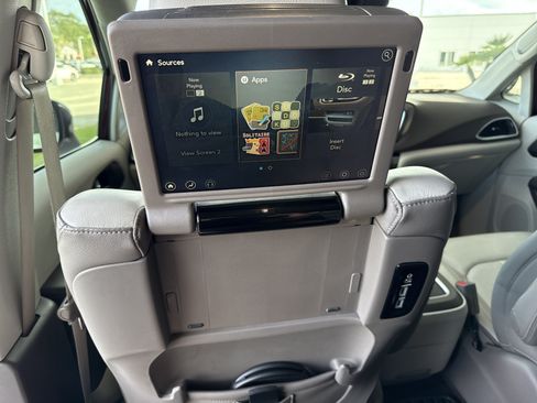 Used 2017 Chrysler Pacifica Touring-L Plus w/ Advanced Safetytec Group FWD image 27