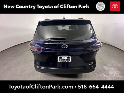 Used 2024 Toyota Sienna LE AWD/4WD image 4