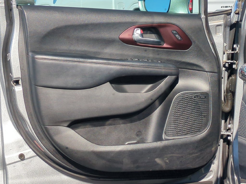 Used 2020 Chrysler Pacifica Limited FWD image 15
