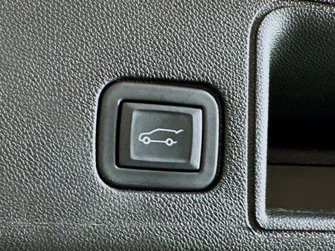 Used 2024 GMC Terrain SLT image 29