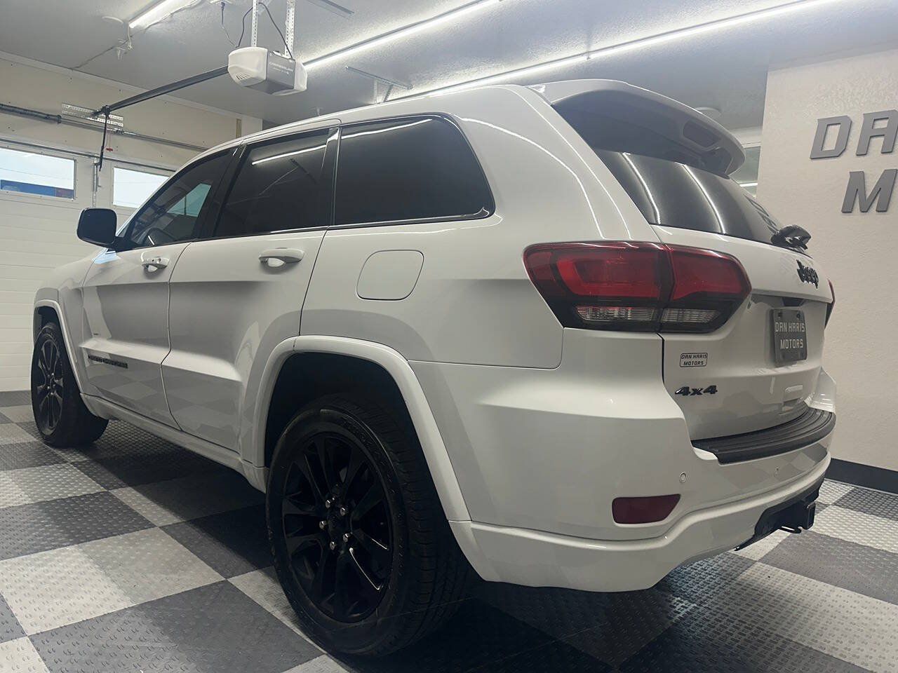 Used 2019 Jeep Grand Cherokee Altitude AWD/4WD image 12
